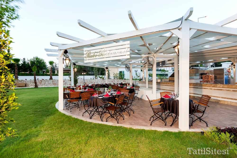 Karmir Hotel Resort & Spa